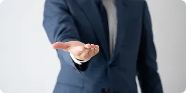 手を差し出すサラリーマン