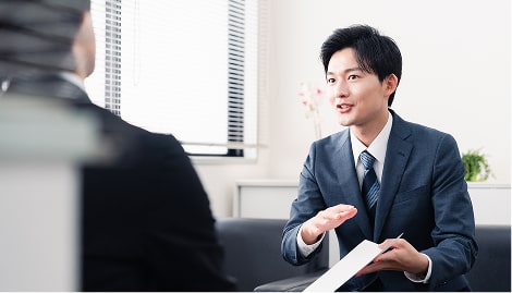 プランを提案する男性サラリーマンのイメージ画像